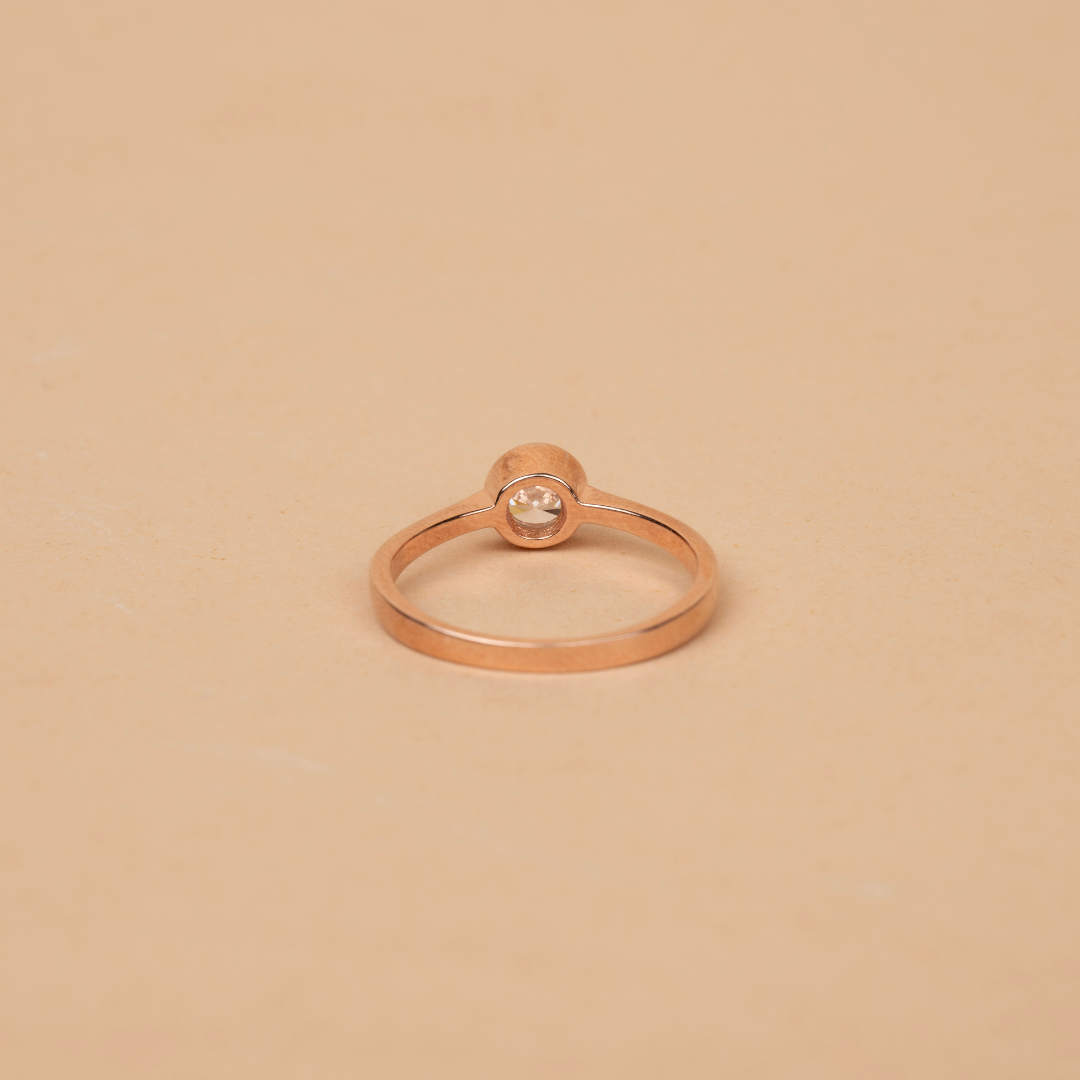 Solitaire raised ring