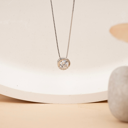 Pretty Solitaire Necklace