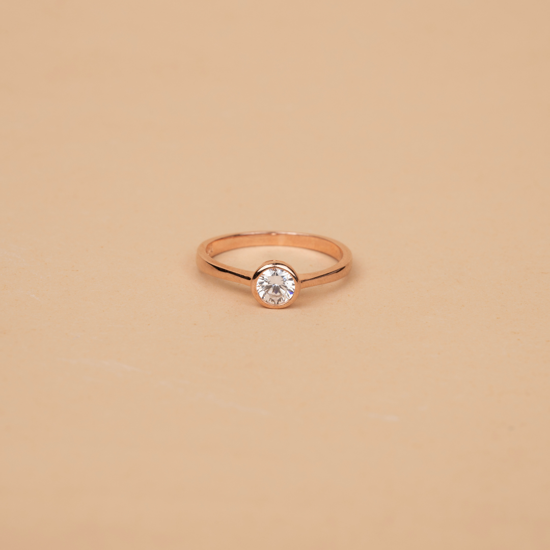 Solitaire raised ring