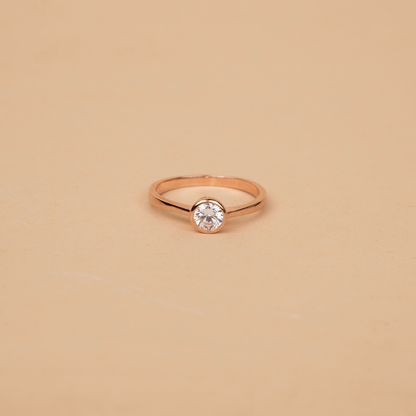 Solitaire raised ring