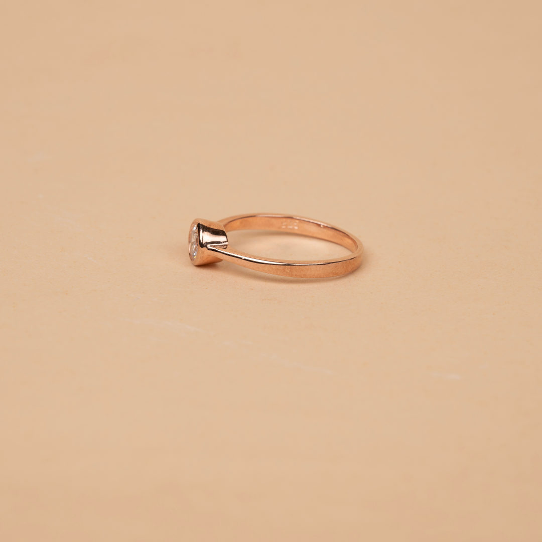 Solitaire raised ring