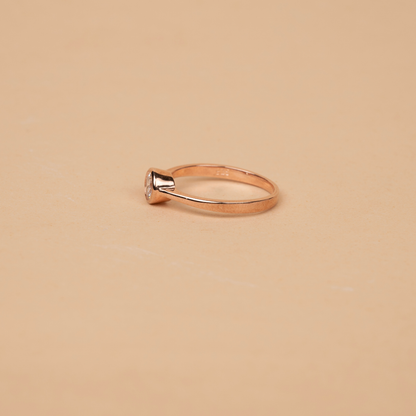 Solitaire raised ring